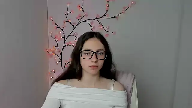 KissMeJulia online show from May 4, 5:36 am