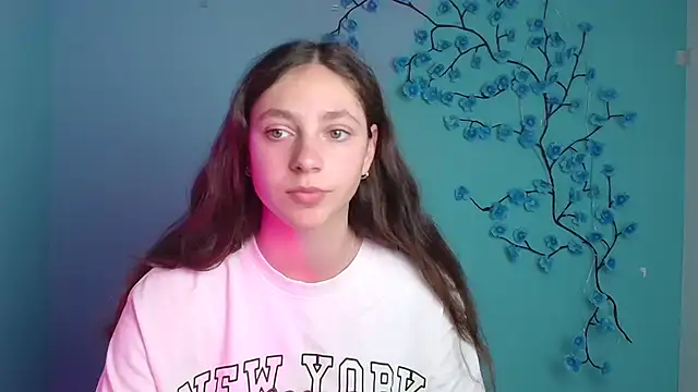 KissMeJulia online show from May 8, 11:15 am