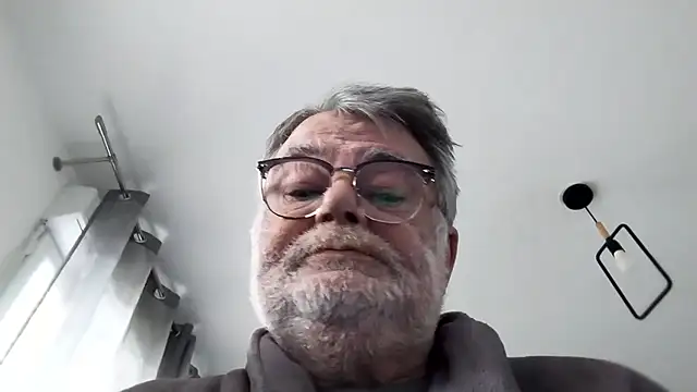 Snapshot of Vieux_pervert chatting on February 18, 8:32 am Vieux pervert online show from February 18, 8:32 am