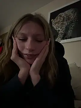 Snapshot of hyperafterdark chatting on March 3, 1:34 am hyperafterdark online show from March 3, 1:34 am