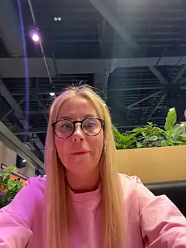 Snapshot of LisaMurr chatting on February 19, 11:28 am LisaMurr online show from February 19, 11:28 am