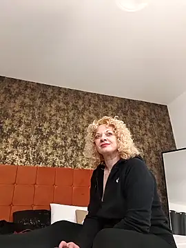 Snapshot of LaireeFelini chatting on March 1, 7:27 pm LaireeFelini online show from March 1, 7:27 pm