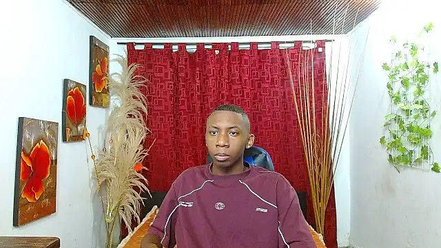 Snapshot of milo018 chatting on February 22, 7:19 am milo018 online show from February 22, 7:19 am