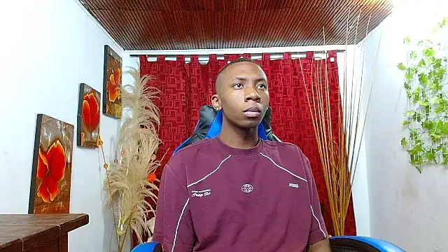 Snapshot of milo018 chatting on February 23, 7:55 pm milo018 online show from February 23, 7:55 pm