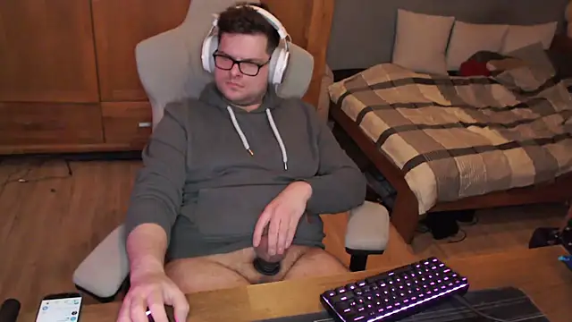 Snapshot of Whyteshadow4235 chatting on February 17, 10:38 pm Whyteshadow4235 online show from February 17, 10:38 pm