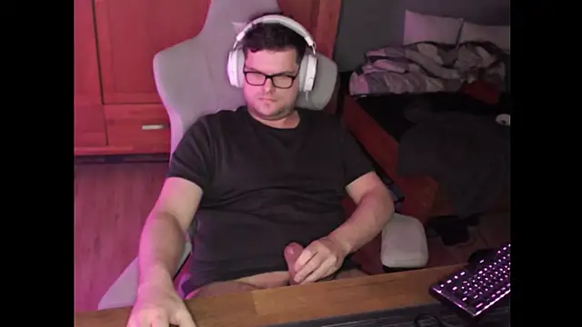 Snapshot of Whyteshadow4235 chatting on February 18, 7:43 pm Whyteshadow4235 online show from February 18, 7:43 pm