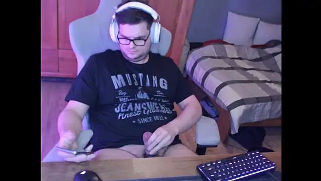 Snapshot of Whyteshadow4235 chatting on February 19, 8:38 pm Whyteshadow4235 online show from February 19, 8:38 pm