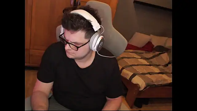 Snapshot of Whyteshadow4235 chatting on February 23, 7:11 pm Whyteshadow4235 online show from February 23, 7:11 pm