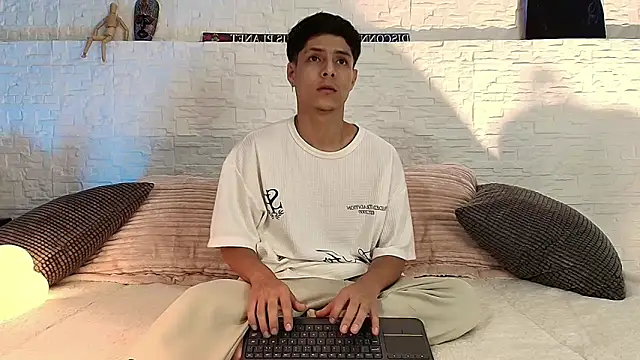 Eliassalvatore  online show from April 23, 3:36 pm