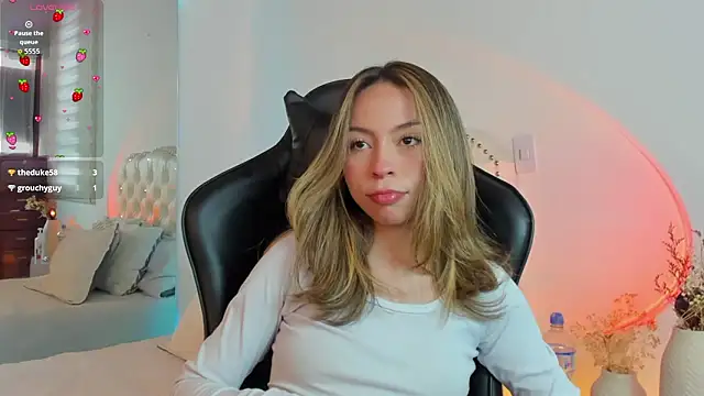 LuuluBerry online show from February 22, 5:55 pm