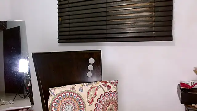 MiaDiamontLatin online show from April 18, 3:10 am