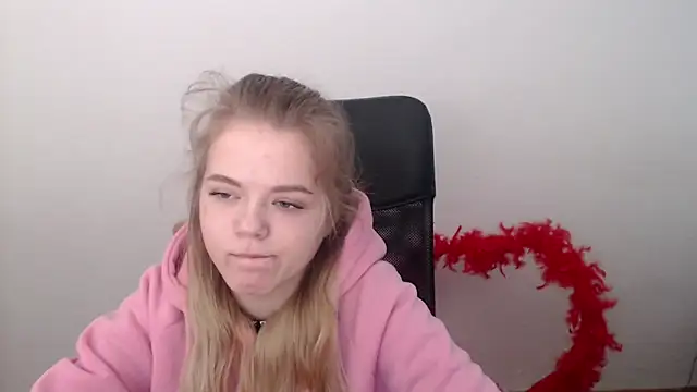 Snapshot of FoxiLana chatting on February 19, 8:10 am FoxiLana online show from February 19, 8:10 am