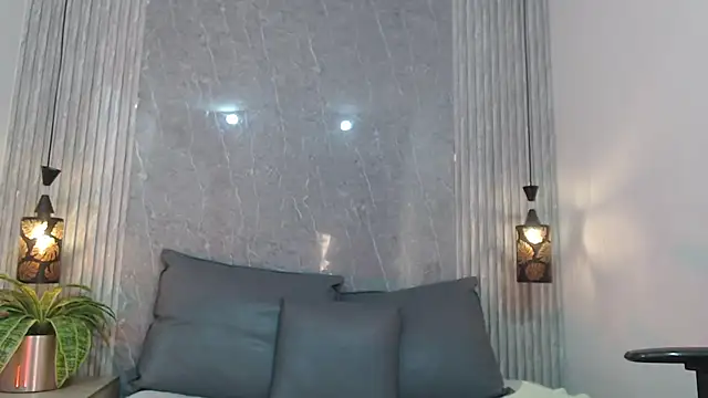 Snapshot of Milf_Luciana chatting on February 23, 11:07 am Milf Luciana online show from February 23, 11:07 am