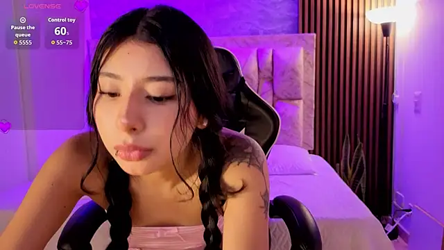 chloe bluee  online show from April 9, 10:53 am