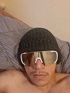 Snapshot of gueboloco2626 chatting on February 20, 1:22 pm gueboloco2626 online show from February 20, 1:22 pm