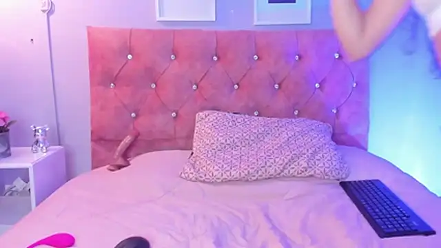 lilirousee online show from March 22, 7:06 pm