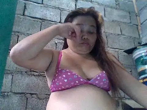 Snapshot of sweetlyn31 chatting on June 22, 6:32 am sweetlyn31 online show from June 22, 6:32 am