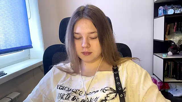 TomikoPfau online show from March 24, 7:46 am