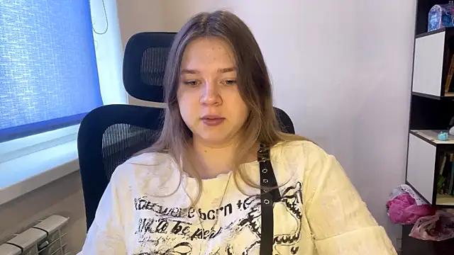 TomikoPfau online show from March 31, 7:42 am