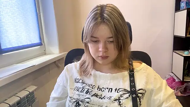 TomikoPfau online show from April 10, 7:46 am