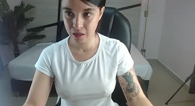 Snapshot of Anne_blake chatting on June 5, 2:51 am Anne blake online show from June 5, 2:51 am