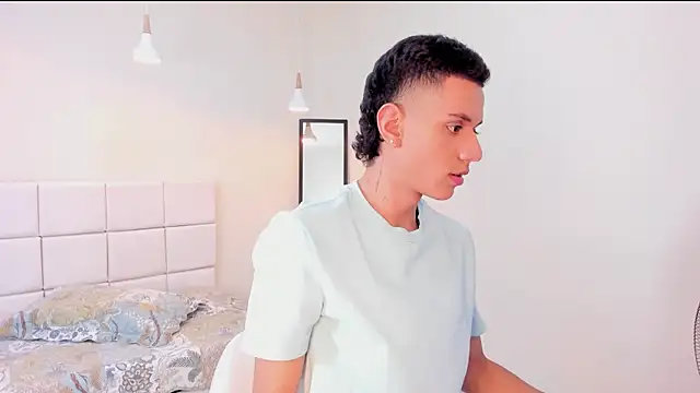 dominicjonnes online show from April 14, 9:10 pm