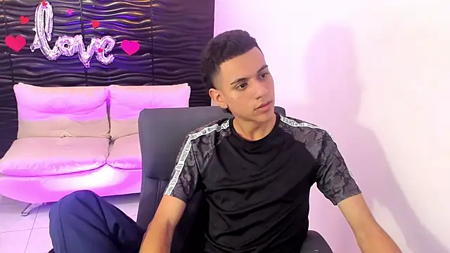 dominicjonnes online show from April 15, 7:58 pm