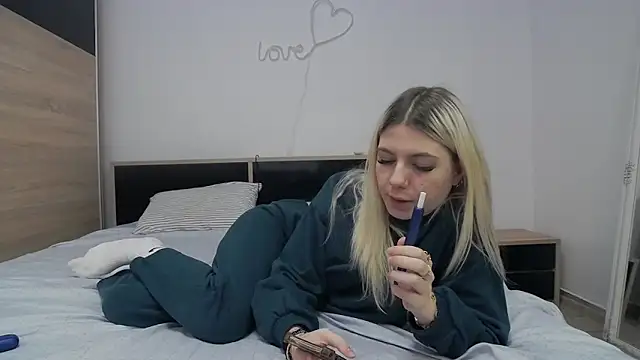 KaylaBloom online show from May 5, 11:02 pm