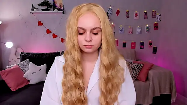 Snapshot of VivienAllen chatting on March 2, 9:38 am VivienAllen online show from March 2, 9:38 am