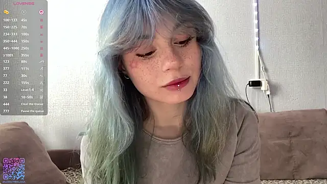 Snapshot of Emmibrilson chatting on May 3, 10:21 am Emmibrilson online show from May 3, 10:21 am