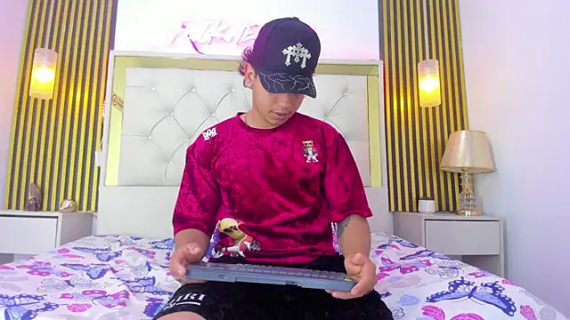 Snapshot of Axel_Monroe chatting on February 20, 6:19 pm Axel Monroe online show from February 20, 6:19 pm