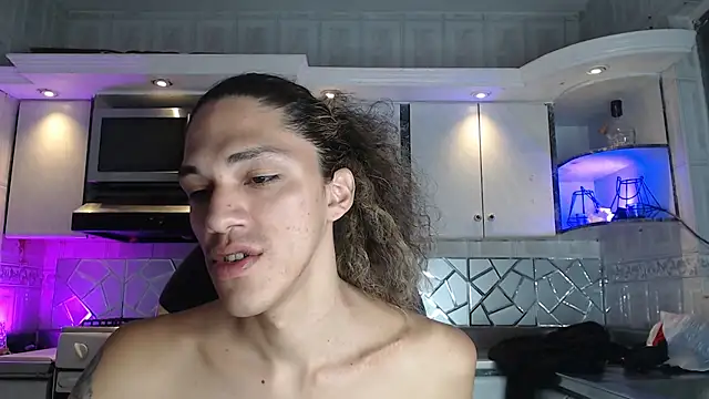 CrisOzzz online show from April 9, 6:13 pm