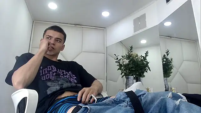 Snapshot of SanttiiBuck chatting on February 27, 12:05 pm SanttiiBuck online show from February 27, 12:05 pm