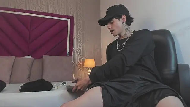 Snapshot of Dominic_Foxx chatting on February 25, 8:40 pm Dominic Foxx online show from February 25, 8:40 pm