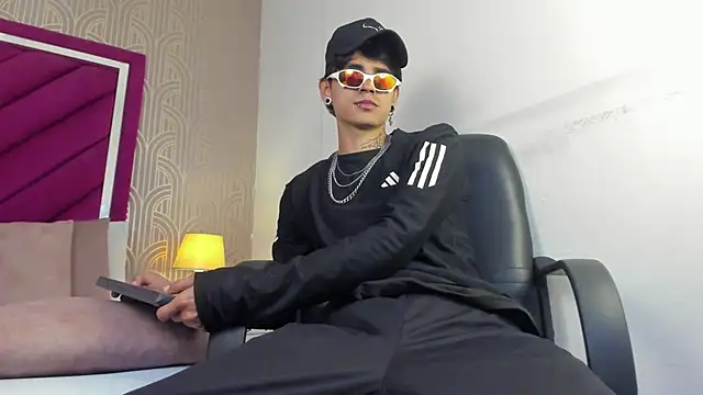 Snapshot of Dominic_Foxx chatting on February 28, 1:56 pm Dominic Foxx online show from February 28, 1:56 pm