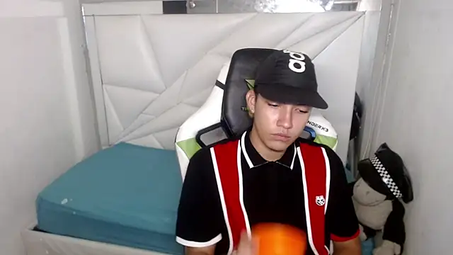 Snapshot of Street_poemm_ chatting on February 28, 3:51 am Street poemm online show from February 28, 3:51 am