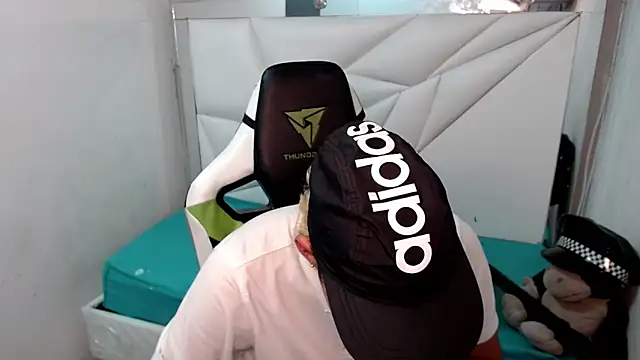 Snapshot of Street_poemm_ chatting on March 1, 4:25 am Street poemm online show from March 1, 4:25 am