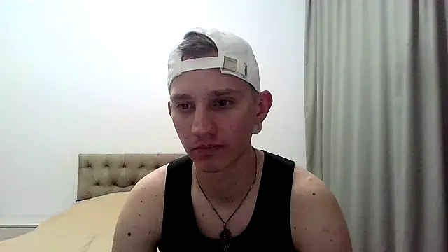 Snapshot of RyanRubber chatting on February 22, 11:47 pm RyanRubber online show from February 22, 11:47 pm
