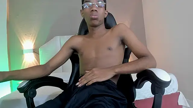 Snapshot of KaisonRouse chatting on March 4, 6:47 pm KaisonRouse online show from March 4, 6:47 pm