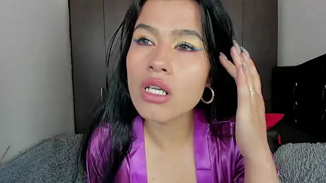 Snapshot of LatinaQueen23 chatting on June 23, 2:37 pm LatinaQueen23 online show from June 23, 2:37 pm