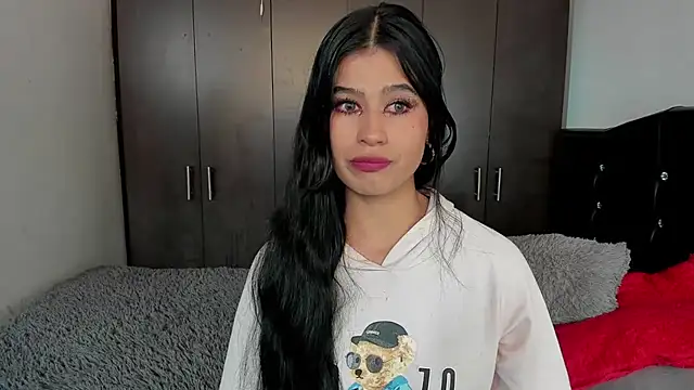 Snapshot of LatinaQueen23 chatting on July 1, 3:23 pm LatinaQueen23 online show from July 1, 3:23 pm