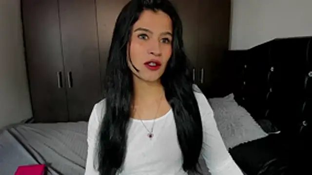 Snapshot of LatinaQueen23 chatting on July 27, 3:08 pm LatinaQueen23 online show from July 27, 3:08 pm
