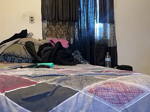 Snapshot of enimanocturno chatting on February 22, 12:01 am enimanocturno online show from February 22, 12:01 am