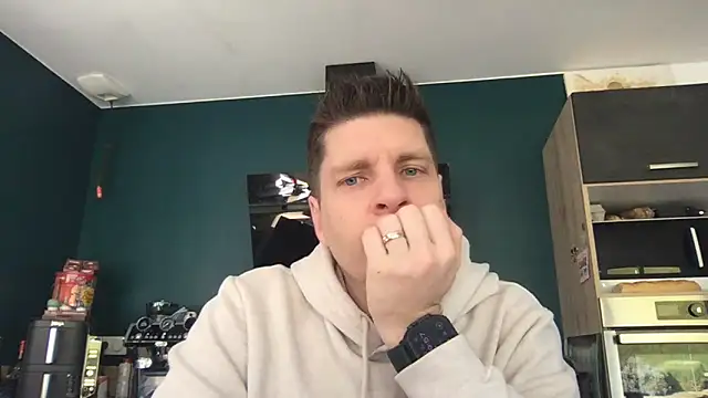 Snapshot of Minmoi1984 chatting on February 25, 8:57 am Minmoi1984 online show from February 25, 8:57 am