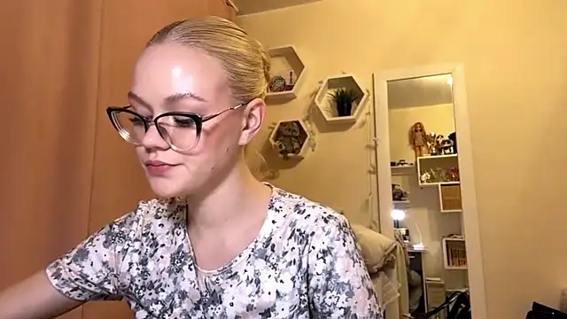 MiaCashe online show from March 27, 6:18 pm