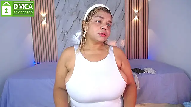 Snapshot of CasieBigtits chatting on June 10, 1:32 pm CasieBigtits online show from June 10, 1:32 pm