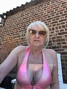 Snapshot of Heidiblueeyes chatting on May 28, 1:19 pm Heidiblueeyes online show from May 28, 1:19 pm