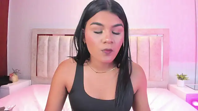 Snapshot of AlaiaMoretti_ chatting on May 25, 11:11 pm AlaiaMoretti online show from May 25, 11:11 pm