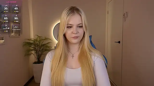 Snapshot of Elle_Funning chatting on February 28, 2:45 am Elle Funning online show from February 28, 2:45 am