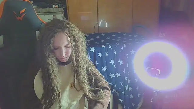 Snapshot of alicealiceW chatting on February 22, 6:28 pm alicealiceW online show from February 22, 6:28 pm